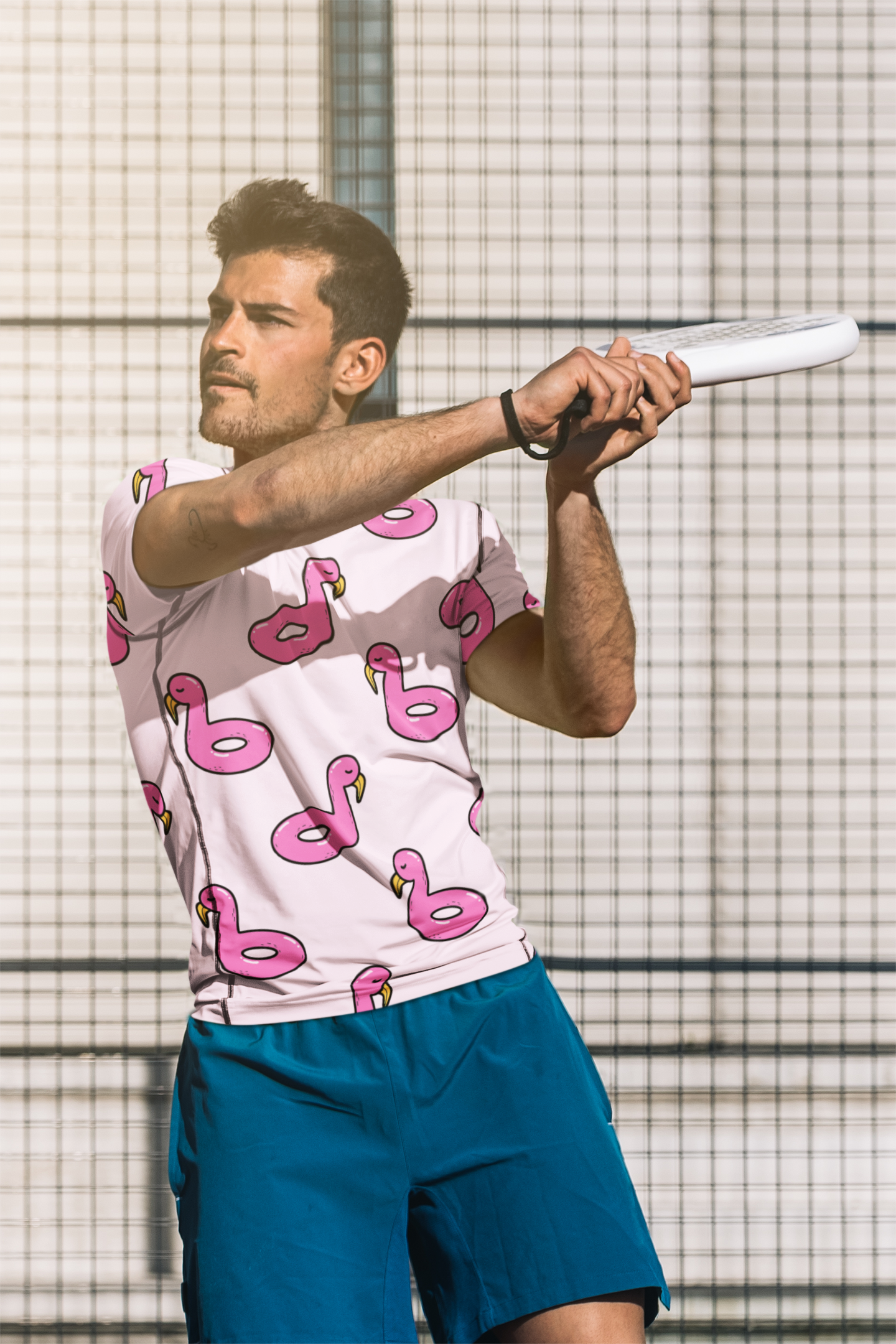 Amusement flottant avec des flamants roses