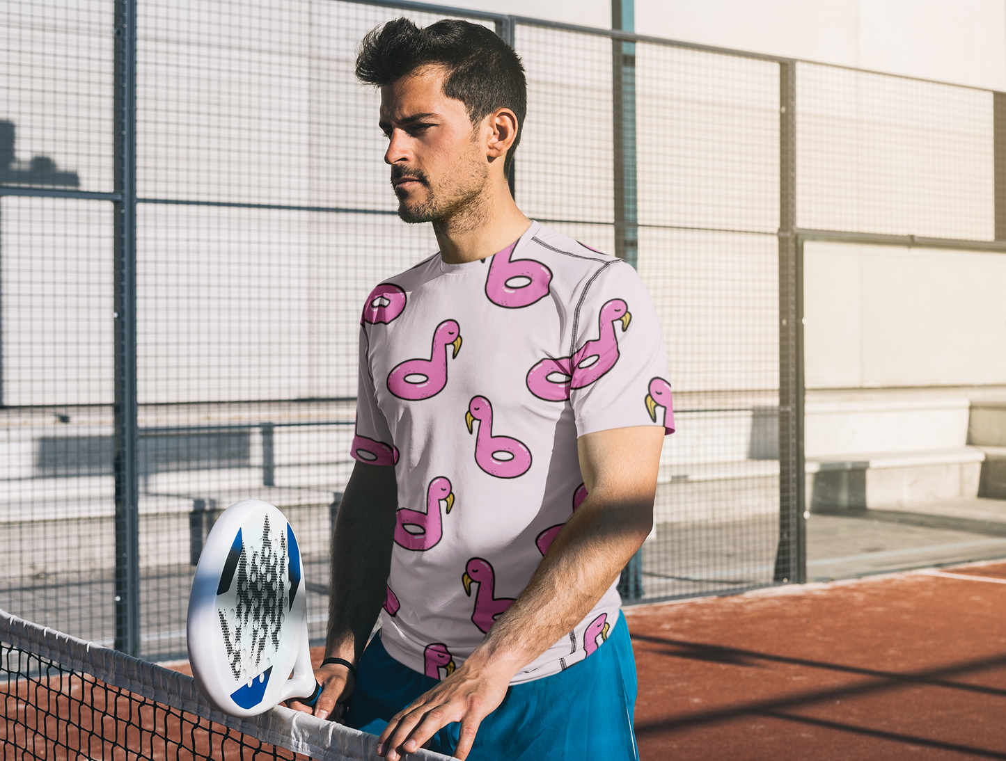 Amusement flottant avec des flamants roses